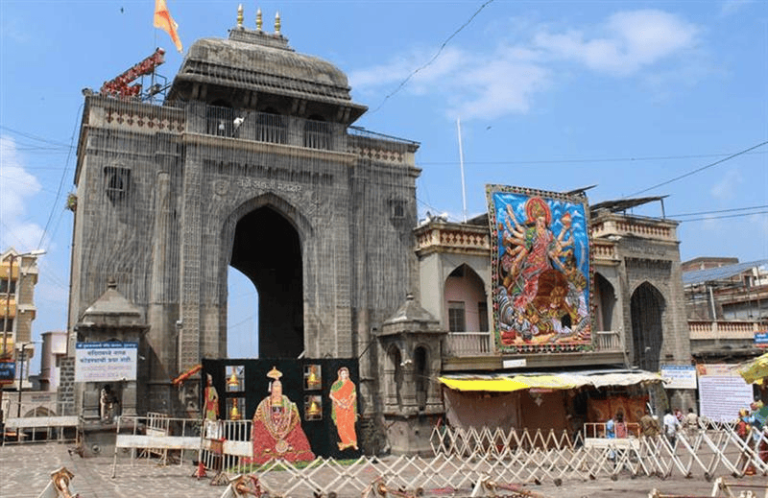 तुळजापूर मंदिर, देवी तुळजा भवानी, कुलदेवी दर्शन आणि भक्त निवास